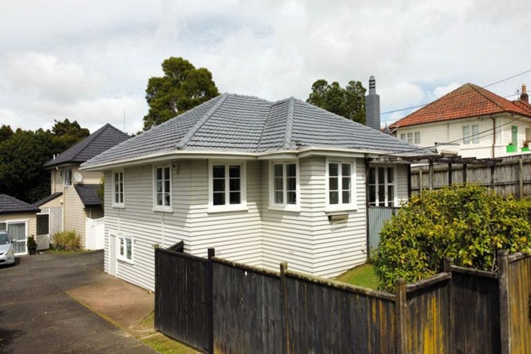 Photo of property in 1/224 Onewa Road, Birkenhead, Auckland, 0626