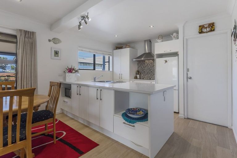 Photo of property in 1/52 Florence Avenue, Orewa, 0931