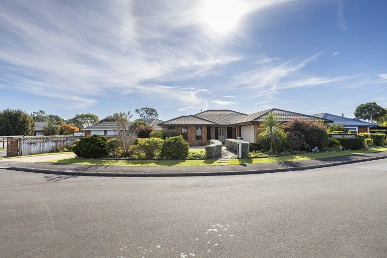 Photo of property in 6 Royal Heights, Glen Avon, New Plymouth, 4312
