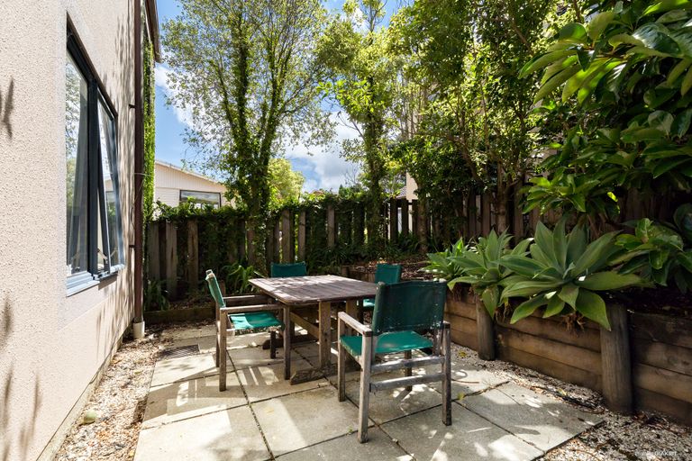 Photo of property in 1/24 Merton Avenue, Glenfield, Auckland, 0627