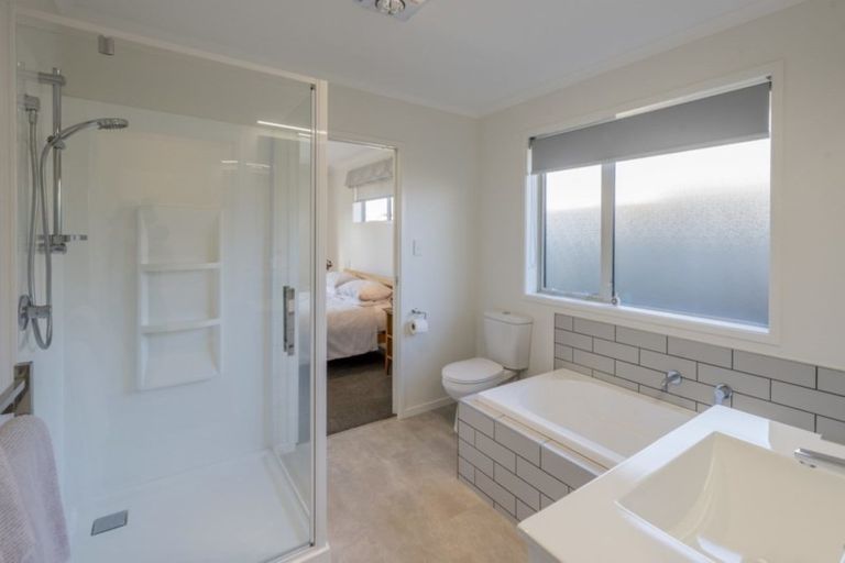 Photo of property in 2 Queenwood Road, Levin, 5510