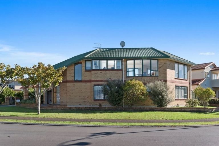 Photo of property in 8 Vinograd Drive, Te Atatu Peninsula, Auckland, 0610