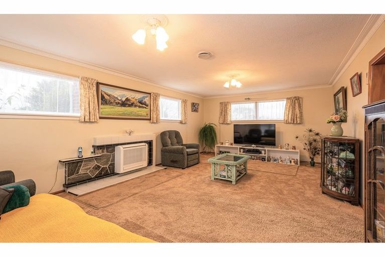 Photo of property in 64 Main North Road, Woodend, 7610