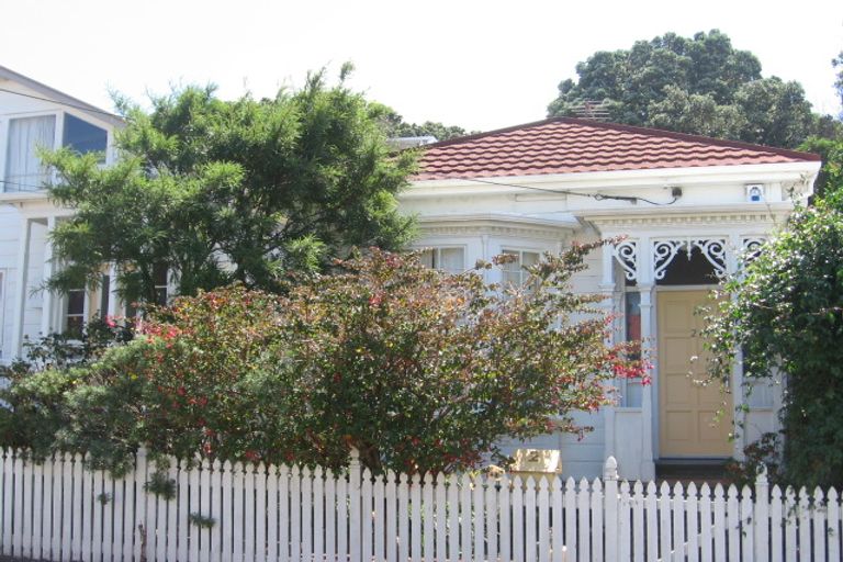 Photo of property in 2 Ranfurly Terrace, Mount Cook, Wellington, 6021