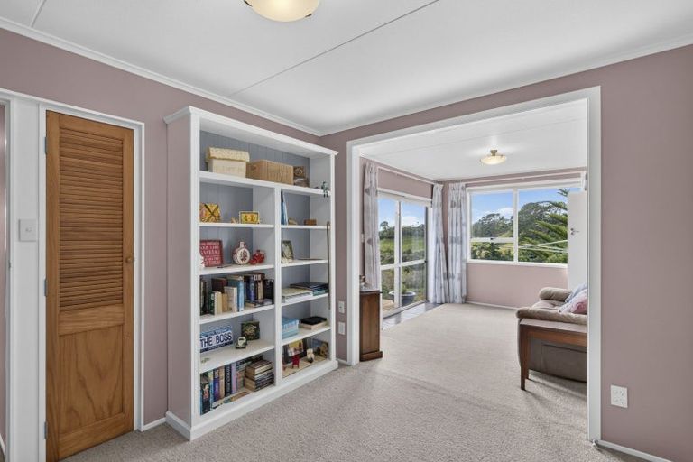 Photo of property in 100 Riversdale Drive, Merrilands, New Plymouth, 4312