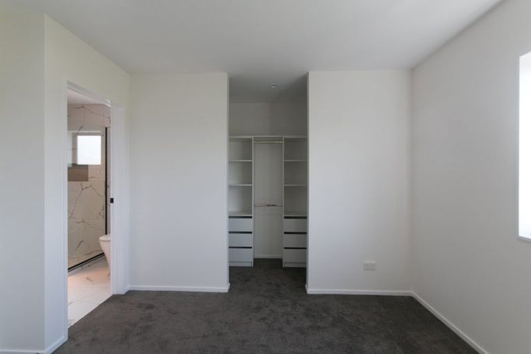 Photo of property in 17e Martin Place, Kelston, Auckland, 0602