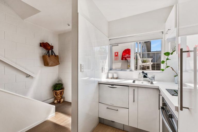 Photo of property in 9/72 Kitchener Road, Milford, Auckland, 0620