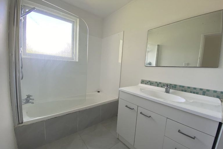 Photo of property in 2/58 Peach Road, Glenfield, Auckland, 0629