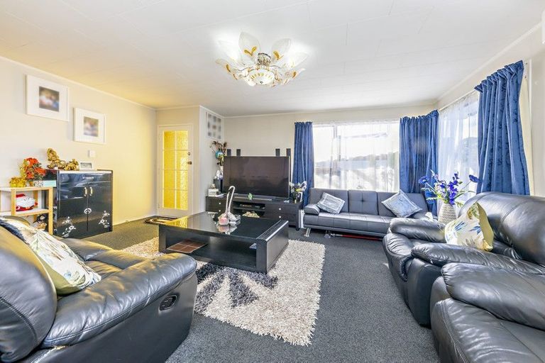 Photo of property in 2/17 Shalimar Place, Clover Park, Auckland, 2019