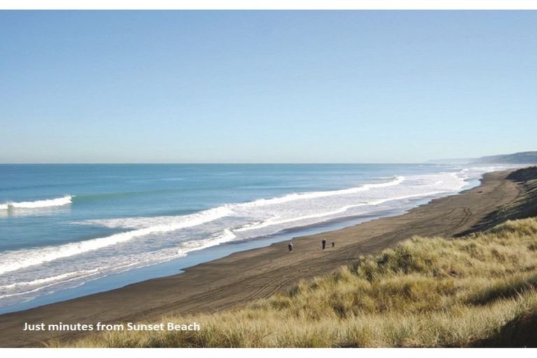 Photo of property in 64 Maunsell Road, Port Waikato, Tuakau, 2695