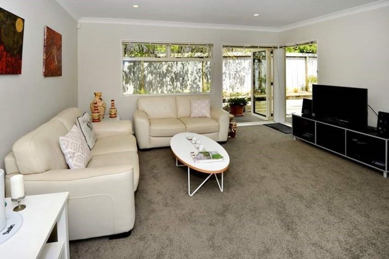 Photo of property in 32 Rising Parade, Fairview Heights, Auckland, 0632