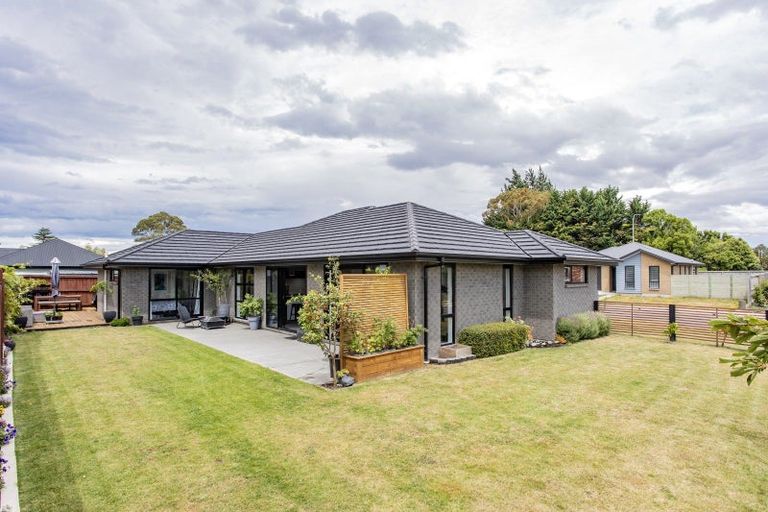 Photo of property in 16 Tara Crescent, Woodend, 7610