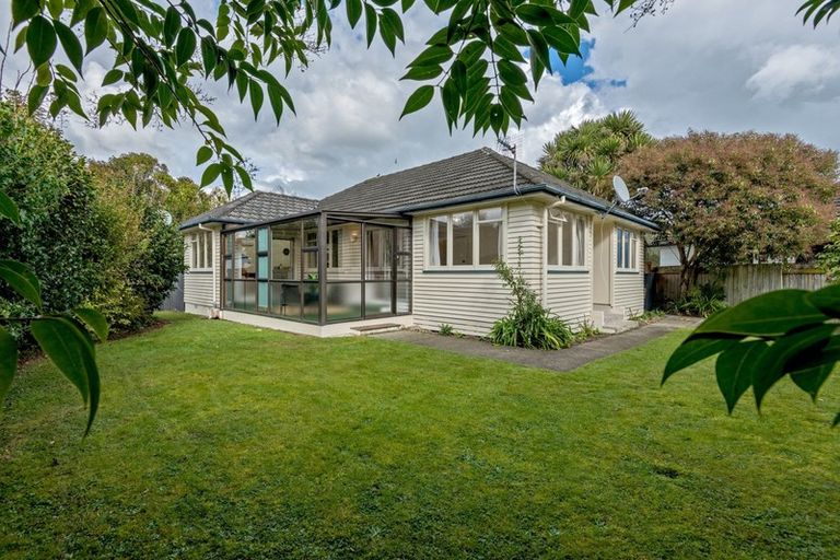 Photo of property in 98 Pahiatua Street, Hokowhitu, Palmerston North, 4410