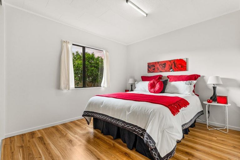 Photo of property in 2/12 Cameron Place, Ranui, Auckland, 0612