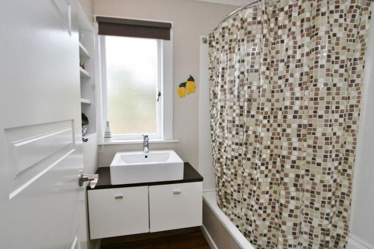 Photo of property in 77 Elliston Crescent, Stanmore Bay, Whangaparaoa, 0932