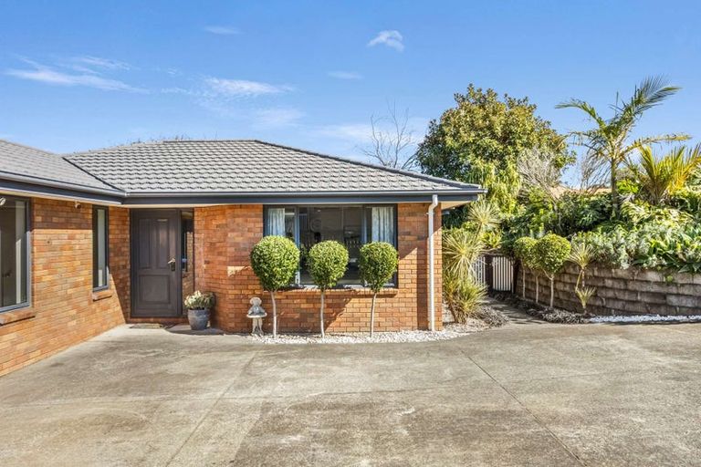 Photo of property in 12 Bella Villa Drive, Waiuku, 2123