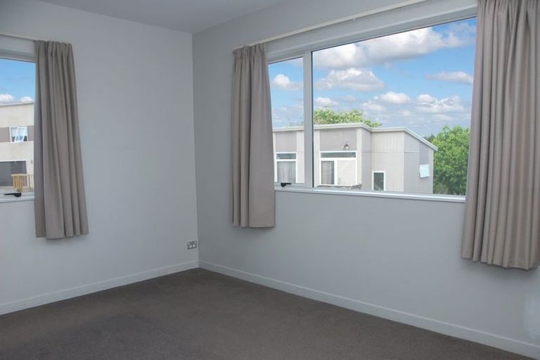 Photo of property in 559b Glenfield Road, Glenfield, Auckland, 0629