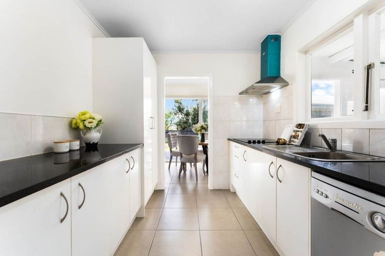 Photo of property in 4 Kirrie Avenue, Te Atatu South, Auckland, 0610