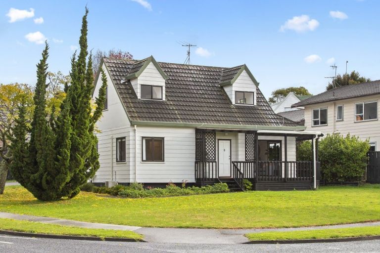 Photo of property in 2/6 Gosford Drive, Botany Downs, Auckland, 2010