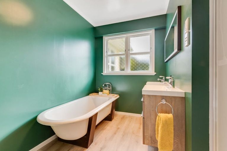 Photo of property in 39 Saint Johns Terrace, Tawa, Wellington, 5028