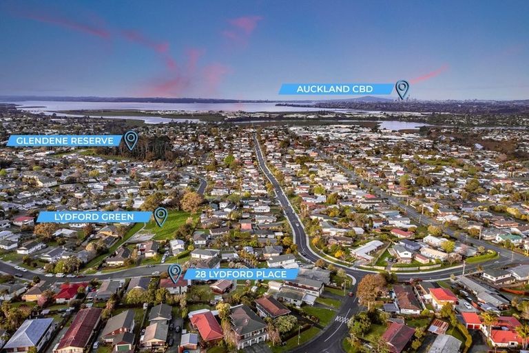 Photo of property in 28 Lydford Place, Glendene, Auckland, 0602