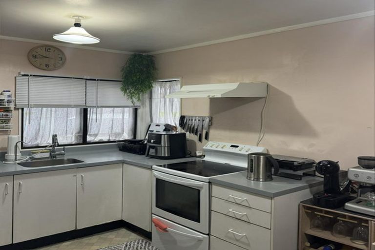 Photo of property in 1/2 Chivalry Road, Glenfield, Auckland, 0629