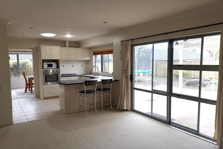 Photo of property in 17 Hillwell Drive, Henderson, Auckland, 0612