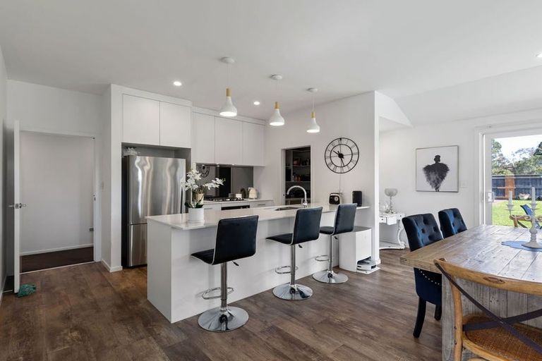 Photo of property in 111 Johnstone Drive, Fitzherbert, Palmerston North, 4410