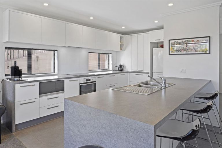 Photo of property in 11 Hilltop Lane, Mount Pleasant, Christchurch, 8081