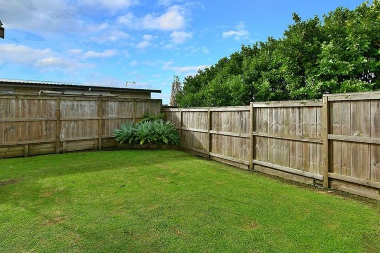 Photo of property in 3/100 Royal Road, Massey, Auckland, 0614