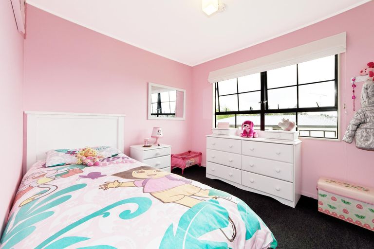 Photo of property in 5 Stockton Place, Glendene, Auckland, 0602