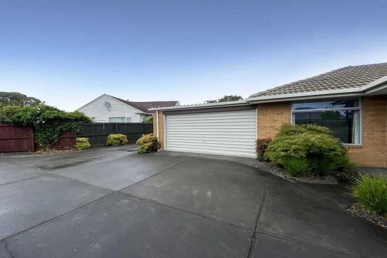 Photo of property in 2/66 Middlepark Road, Sockburn, Christchurch, 8042