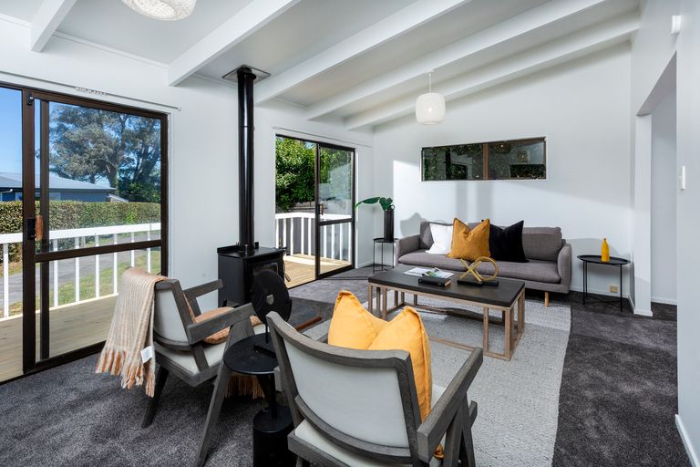 Photo of property in 2/17 Winifred Avenue, Bayview, Auckland, 0629