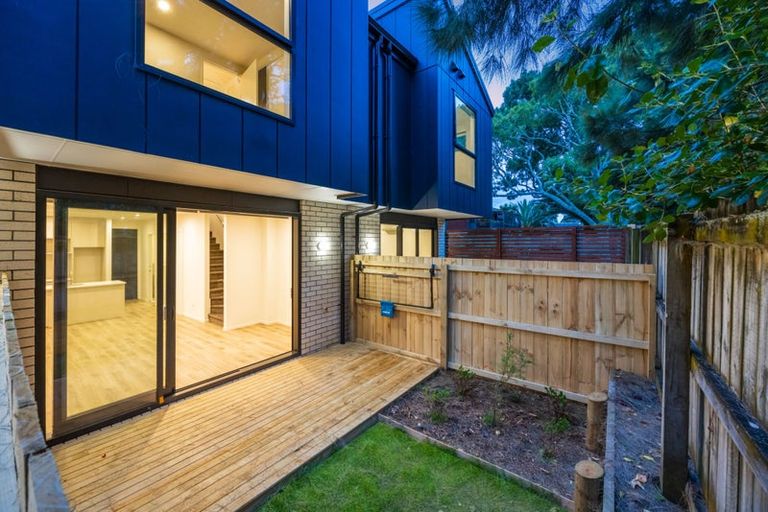 Photo of property in 38a Cascades Road, Pakuranga Heights, Auckland, 2010