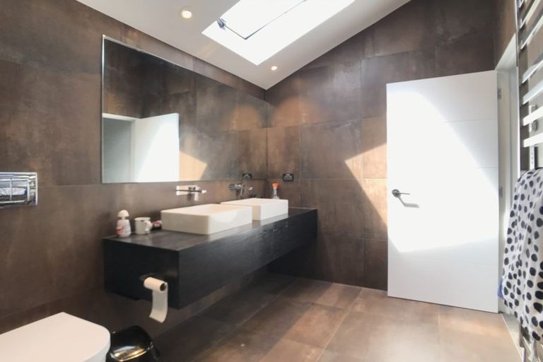 Photo of property in 2/92 Churchill Road, Murrays Bay, Auckland, 0630