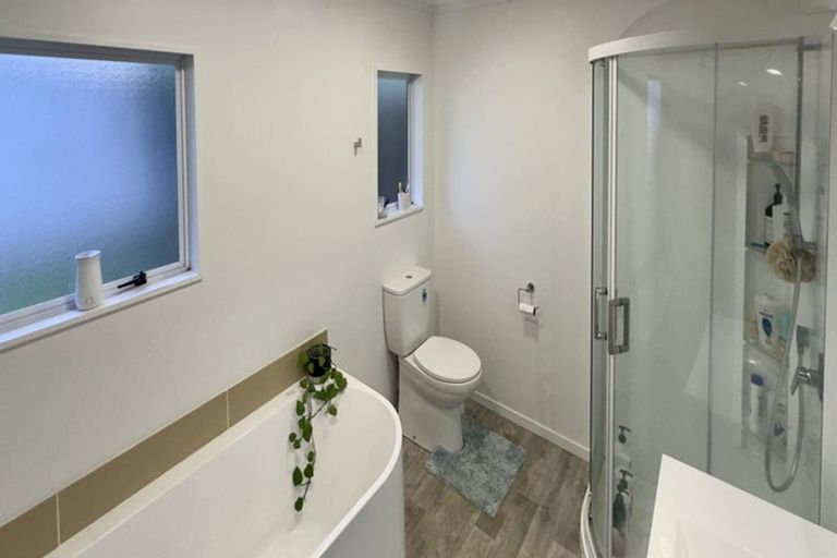 Photo of property in 2/5 Woodall Place, Totara Vale, Auckland, 0627