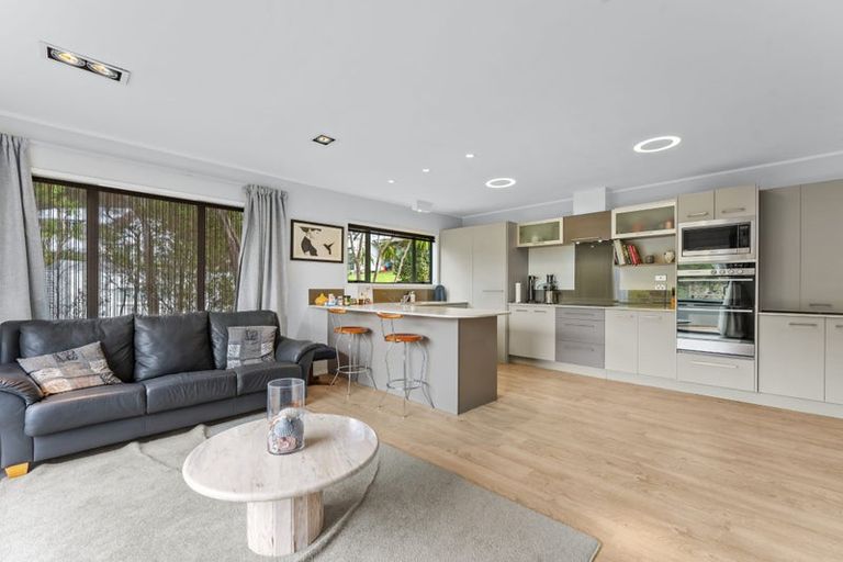 Photo of property in 140 Chelsea View Drive, Chatswood, Auckland, 0626