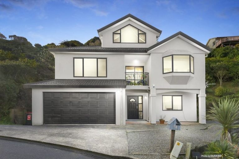 Photo of property in 39 Dress Circle, Newlands, Wellington, 6037