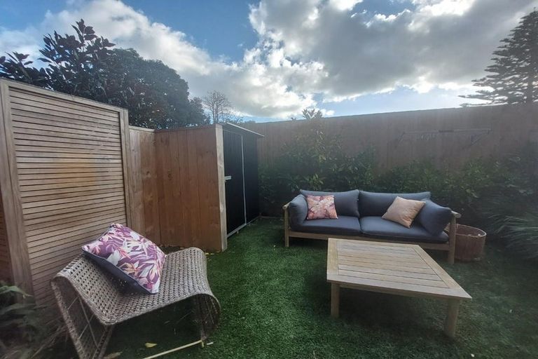 Photo of property in 8/10 Yeovil Road, Te Atatu Peninsula, Auckland, 0610