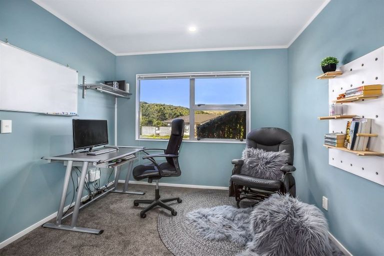 Photo of property in 3 Tararua Close, Aotea, Porirua, 5024