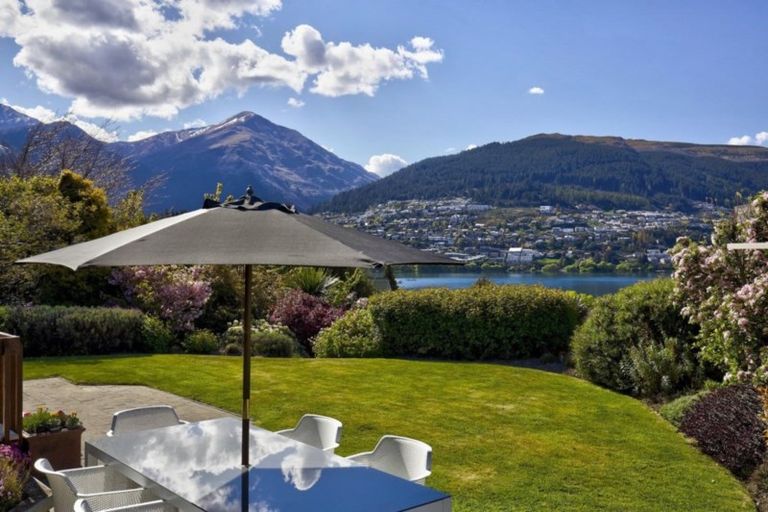 Photo of property in 71 Cedar Drive, Kelvin Heights, Queenstown, 9300