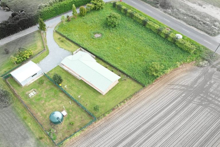 Photo of property in 37 Waikawa Beach Road, Manakau, Levin, 5573