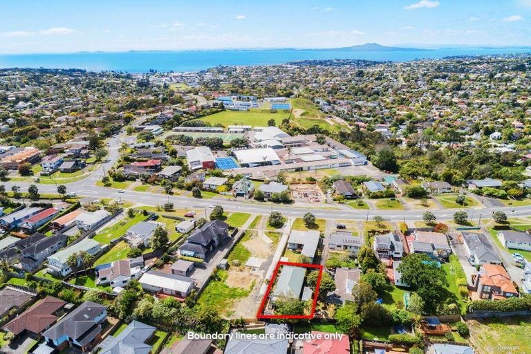 Photo of property in 2/878 East Coast Road, Northcross, Auckland, 0630