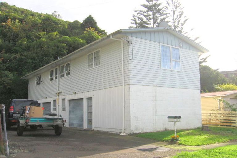 Photo of property in 1/10 Mckelvey Place, Tawa, Wellington, 5028