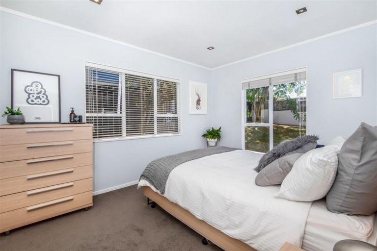Photo of property in 6a Handley Avenue, Narrow Neck, Auckland, 0624