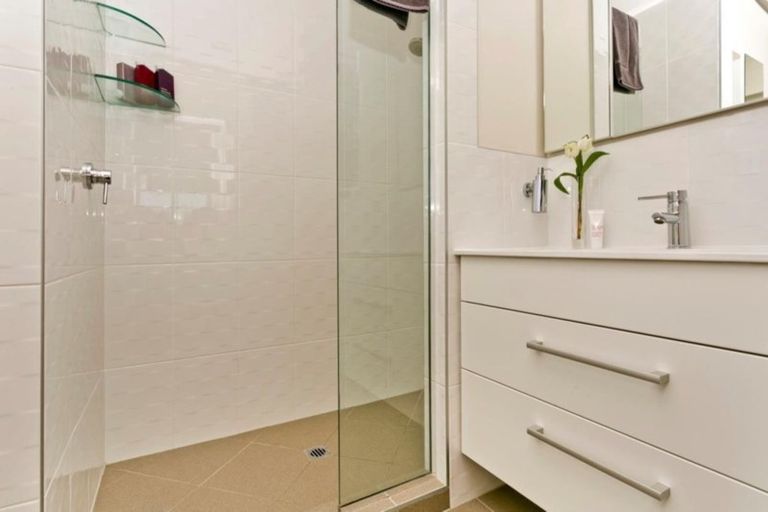 Photo of property in 11 Te Hoe Grove, Pinehill, Auckland, 0632