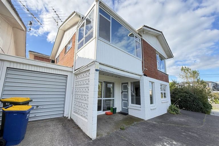 Photo of property in 1/166 East Coast Road, Forrest Hill, Auckland, 0620