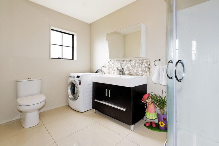 Photo of property in 5 Stockton Place, Glendene, Auckland, 0602