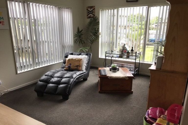 Photo of property in 24 Midhurst Avenue, Henderson, Auckland, 0612