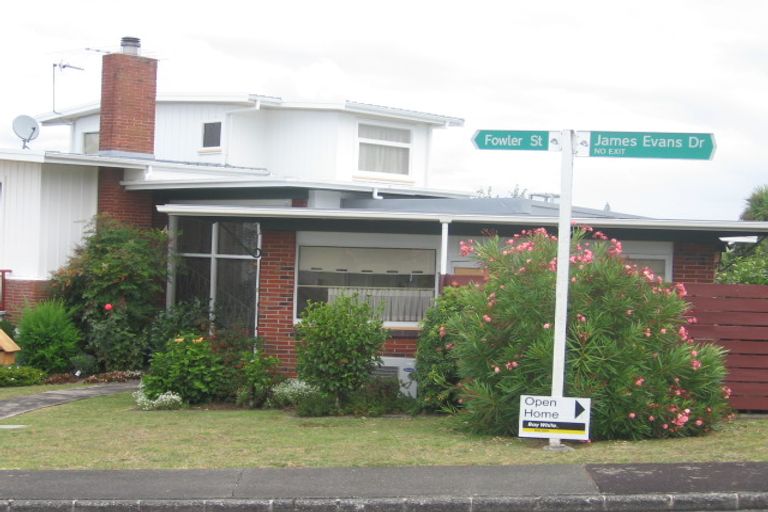 Photo of property in 2 James Evans Drive, Northcote, Auckland, 0627